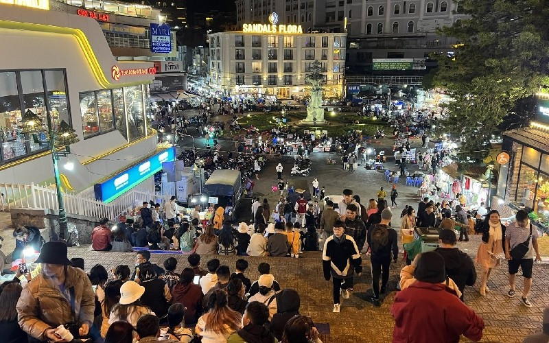 Khi phố núi lên đèn, chợ đêm Đà Lạt (Lâm Đồng) trở thành điểm hẹn quen thuộc của du khách với không khí rộn ràng và vô vàn món ăn hấp dẫn. Ảnh MIA