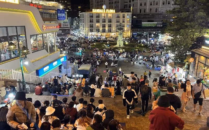 Khi phố núi lên đèn, chợ đêm Đà Lạt (Lâm Đồng) trở thành điểm hẹn quen thuộc của du khách với không khí rộn ràng và vô vàn món ăn hấp dẫn. Ảnh MIA