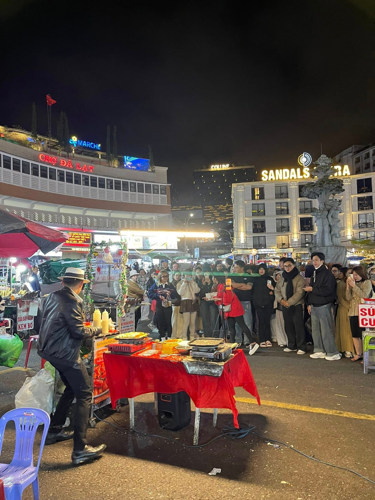 Chợ đêm Đà Lạt không chỉ là nơi mua sắm, dạo chơi mà còn là “bản đồ ẩm thực” thu nhỏ của phố núi. Mỗi món ăn, mỗi quầy hàng đều góp phần tạo nên sắc màu sinh động cho bức tranh du lịch về đêm, để du khách rời đi vẫn còn lưu luyến hương vị rất riêng của Đà Lạt. Ảnh Nhat Hung