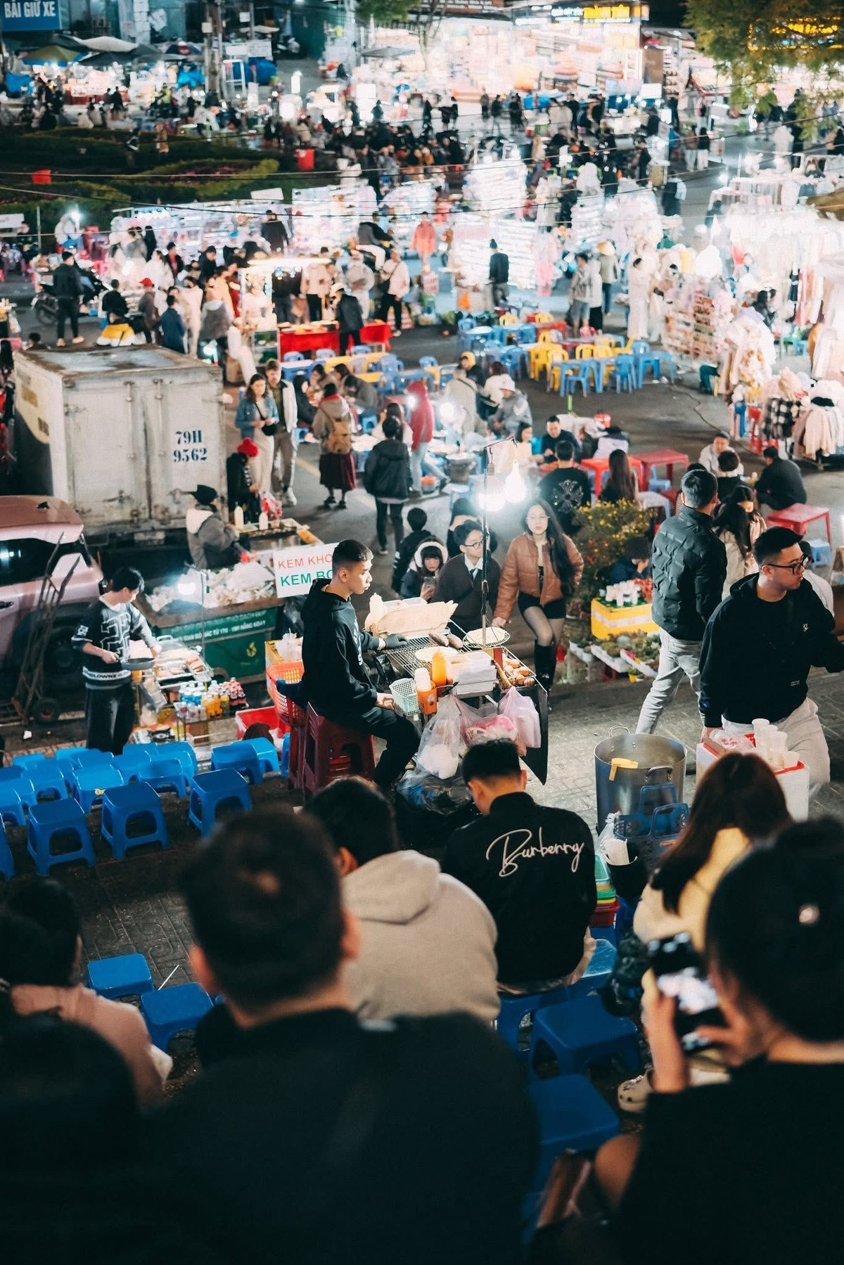 Trong tiết trời se lạnh đặc trưng, việc vừa dạo chợ vừa thưởng thức ẩm thực đường phố được xem là trải nghiệm không thể bỏ lỡ mỗi khi ghé thăm thành phố ngàn hoa. Ảnh Nguyên Phú