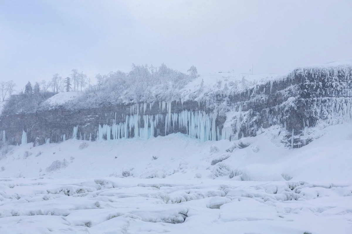 Thác Niagara gồm ba thác chính: Horseshoe (Thác Canada) nằm vắt qua biên giới hai quốc gia, cùng Thác Mỹ và Thác Bridal Veil nằm hoàn toàn trong lãnh thổ Mỹ. Lưu lượng nước qua thác không cố định mà thay đổi theo mùa và thời điểm trong ngày do được điều tiết để phục vụ sản xuất thủy điện.
