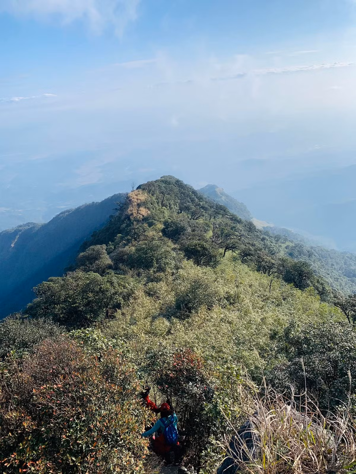 Một trong những điểm nổi bật trên hành trình là “sống lưng khủng long”, đoạn nhô dài gần 500 m giữa hai vực sâu hút mắt. Ảnh Văn Anh Smilee