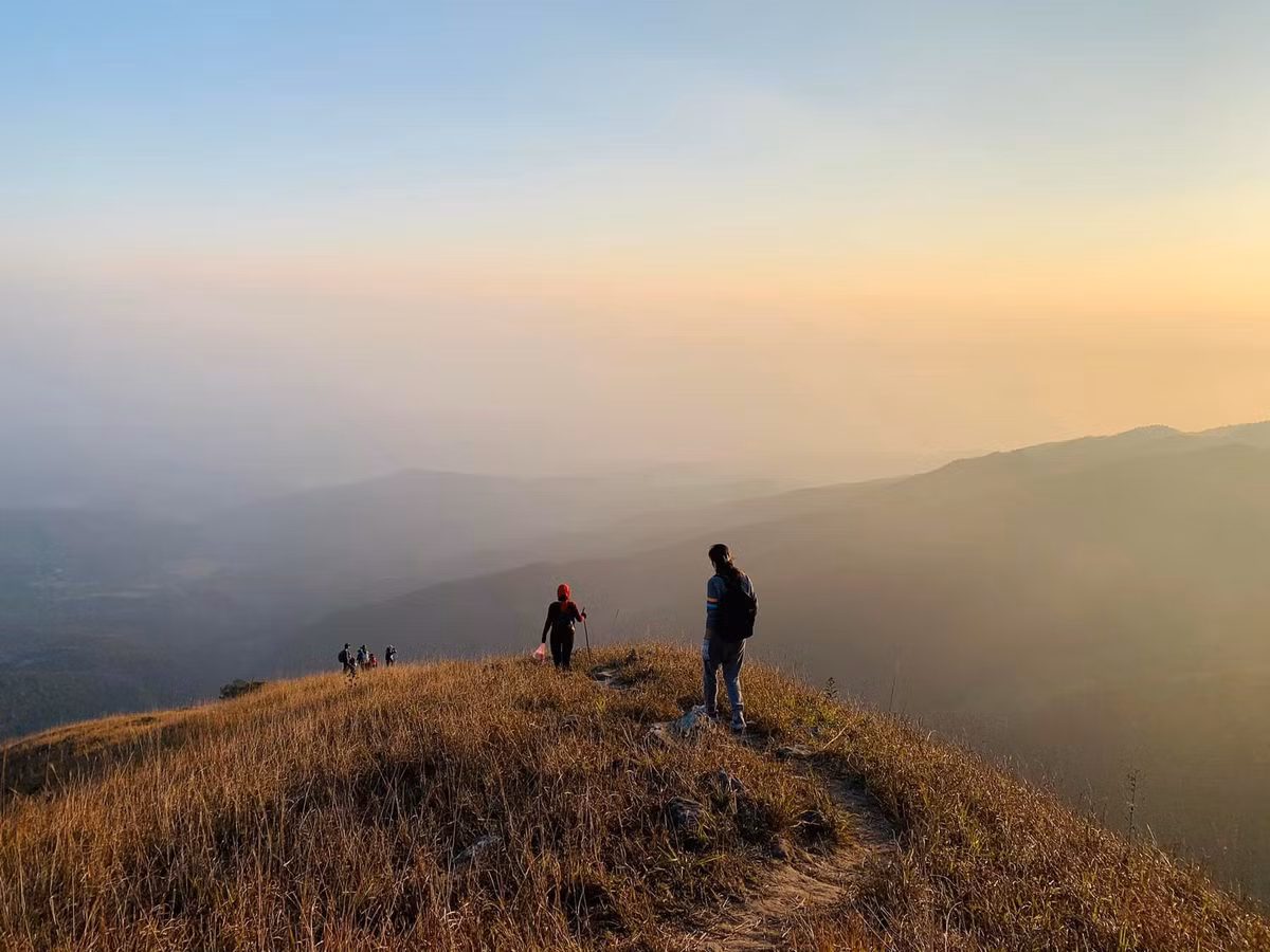 Đứng trên bề rộng khoảng 2 m của sống núi, du khách có thể cảm nhận sự hùng vĩ và thử thách mạnh mẽ mà thiên nhiên ban tặng. Đây cũng là địa điểm check-in không thể bỏ qua khi trekking Phia Pò. Ảnh Văn Anh Smilee