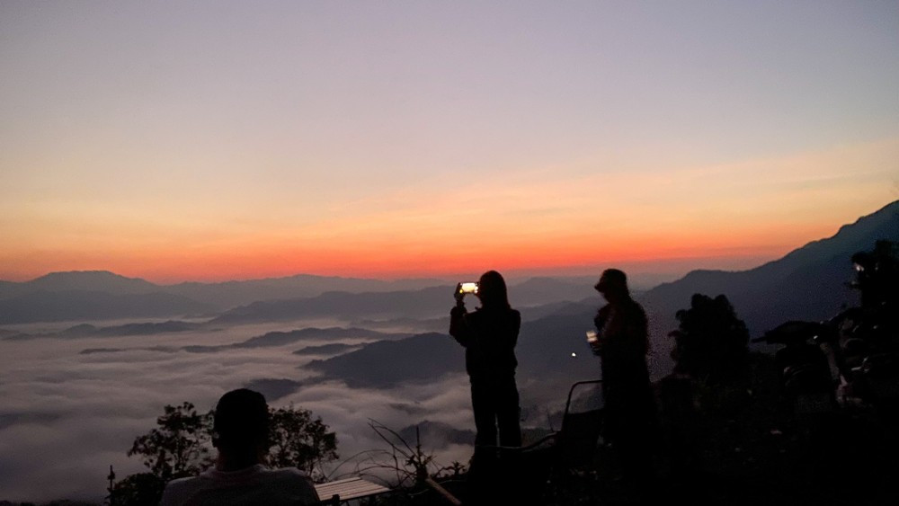 Khi đặt chân lên đỉnh, cảnh tượng mở ra trước mắt khiến nhiều người không khỏi sững sờ. Biển mây kéo dài bất tận, từng lớp mây cuộn lên như sóng, rồi lại tách ra, thả mình lững lờ ngay dưới chân. Ảnh Bảo Hân