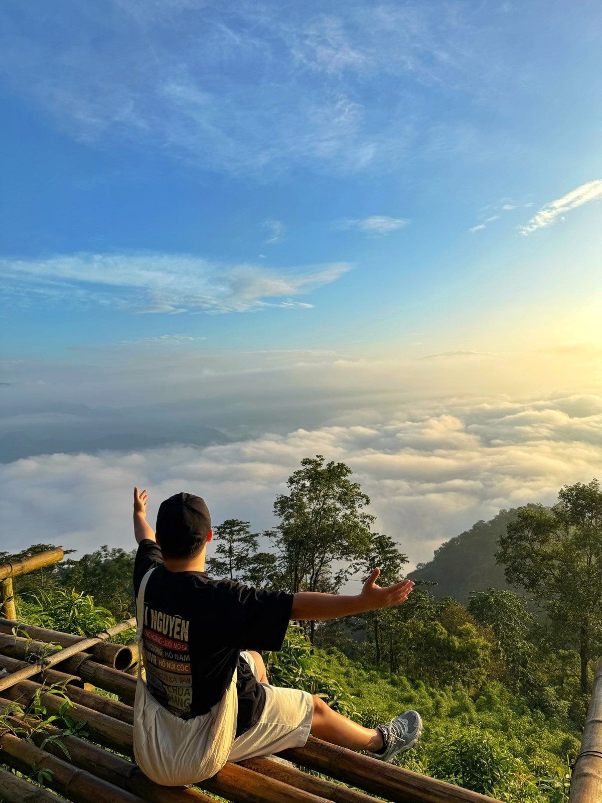 Khoảnh khắc bình minh ở Đồn Đèn được xem là “thời khắc vàng”. Khi ánh mặt trời đầu tiên ló rạng, bầu trời chuyển mình sang sắc hồng cam dịu nhẹ, cả biển mây như được dát một lớp ánh sáng ấm áp. Ảnh Lương Thảo Phương