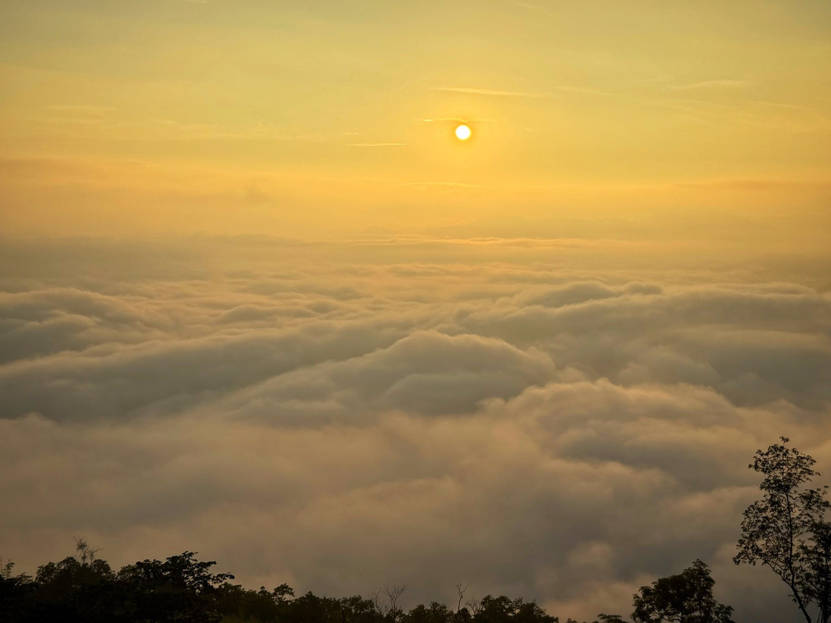 Có lúc, mây dâng cao, phủ trắng mọi lối, khiến du khách chỉ cần đưa tay ra là có cảm giác chạm được vào những đám mây đang trôi. Ảnh Lương Thảo Phương