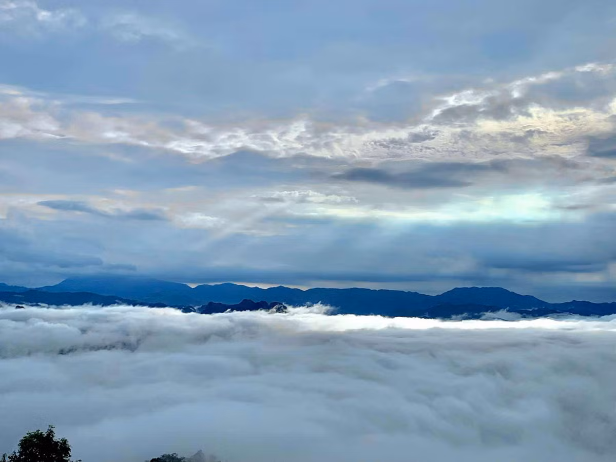 Sở hữu cảnh quan ấn tượng, nằm gần một trong những hồ nước ngọt đẹp bậc nhất Việt Nam và đang được cộng đồng mạng liên tục “gọi tên”, Đồn Đèn được kỳ vọng sớm trở thành điểm du lịch mới đáng trải nghiệm của Thái Nguyên– nơi mỗi du khách đến rồi đi đều mang theo trong lòng cảm giác tiếc nuối vì vẻ đẹp quá đỗi trong trẻo của mây trời nơi đây.