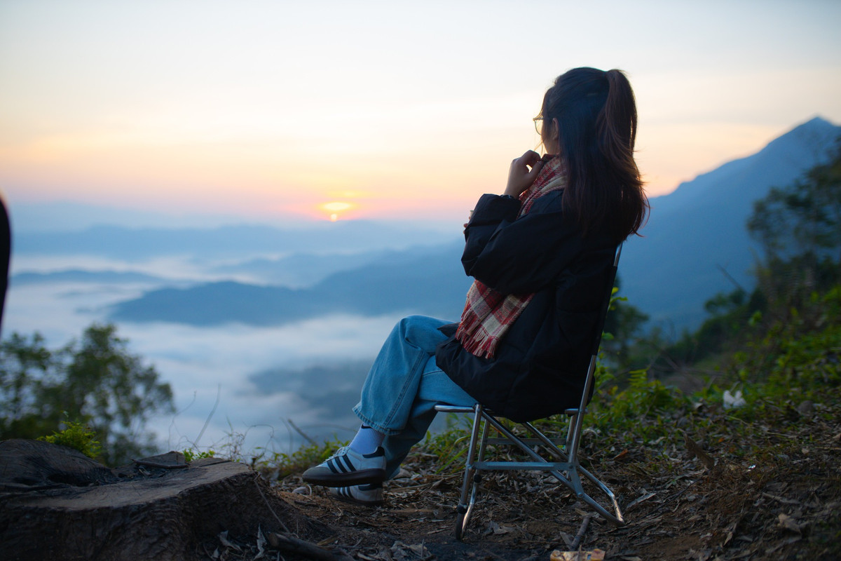 Người dân địa phương chia sẻ, thời điểm mây đẹp nhất rơi vào mùa thu và mùa xuân, từ 5–7h sáng. Dọc tuyến 257B từ Km44 đến Km39 có nhiều điểm dừng thuận lợi, dễ dàng ghi lại các khung hình “triệu like”. Tuy là điểm đến đang nổi, Đồn Đèn vẫn giữ được vẻ hoang sơ, chưa bị thương mại hóa, và đó cũng là điều khiến nhiều du khách muốn quay lại. Ảnh baothainguyen