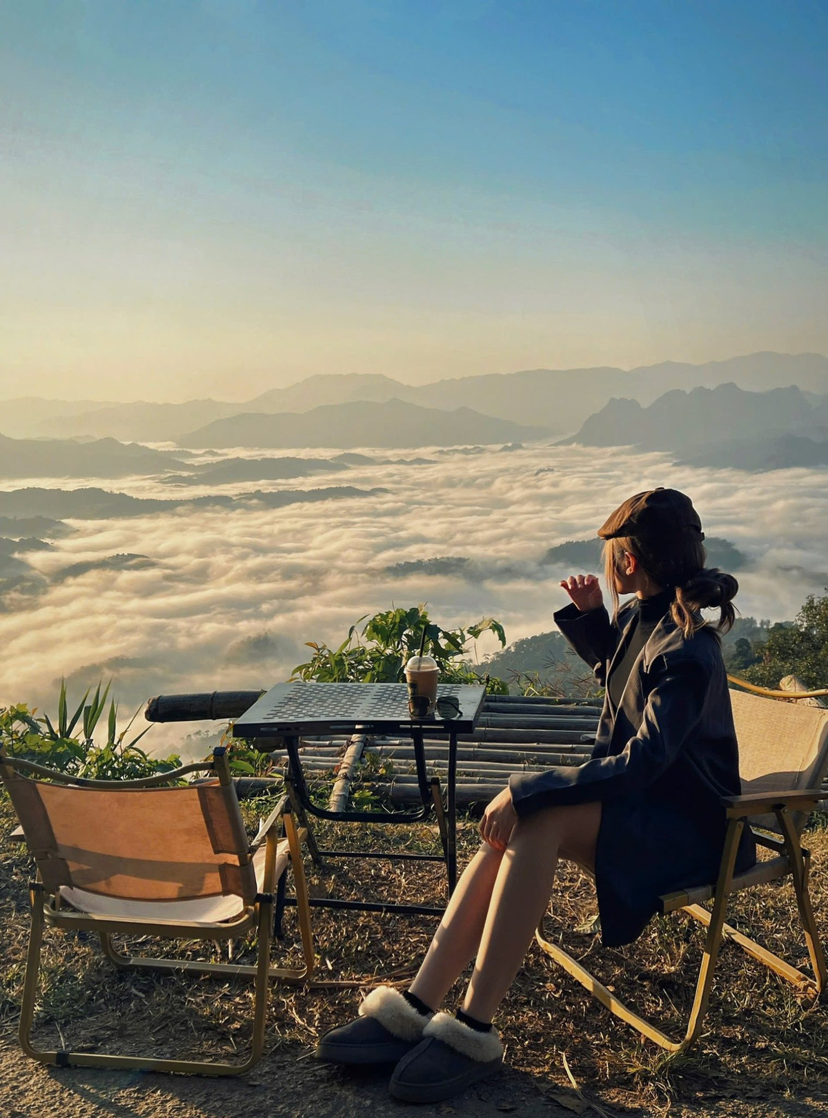 Một lợi thế lớn khác của Đồn Đèn chính là vị trí sát hồ Ba Bể – hồ nước ngọt được nhiều tổ chức quốc tế xếp vào danh sách những hồ đẹp nhất thế giới. Chính sự gần gũi này tạo nên tuyến trải nghiệm kết hợp đầy thú vị: buổi sáng săn mây ở Đồn Đèn, buổi trưa du ngoạn Ba Bể bằng thuyền độc mộc, buổi chiều khám phá bản Pác Ngòi, phơi mình trước nhịp sống yên bình của vùng sơn cước. Ảnh Lương Thảo Phương