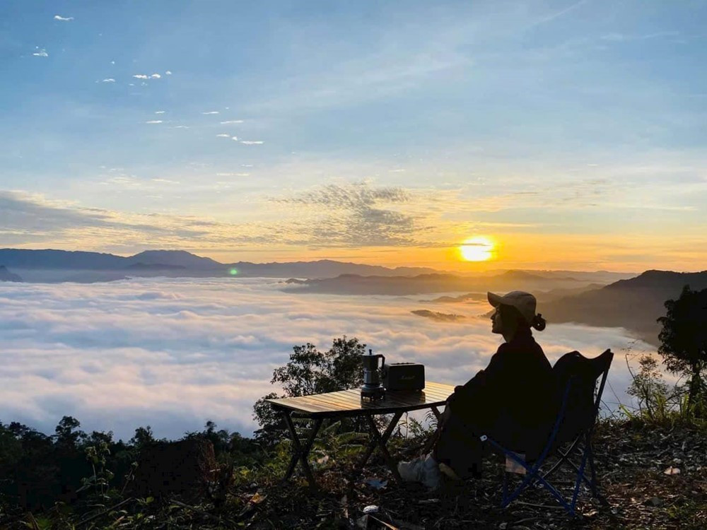 Sức hút của Đồn Đèn không chỉ đến từ cảnh quan mà còn từ cảm giác “được chạm vào tự do”. Đứng giữa đại ngàn, gió thổi lồng lộng, mây trôi dưới chân, thời gian như chậm lại. Với những người trẻ, đó là khoảnh khắc để lưu giữ những bức ảnh đẹp nhất, những giây phút an yên nhất của tuổi trẻ.