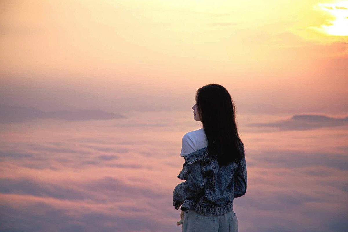 Không ít du khách nói rằng, được ngắm mặt trời lên ở Đồn Đèn chính là “trải nghiệm làm quên mất nhịp thở”, đẹp đến mức khó diễn tả bằng lời. Ảnh Hoàng My