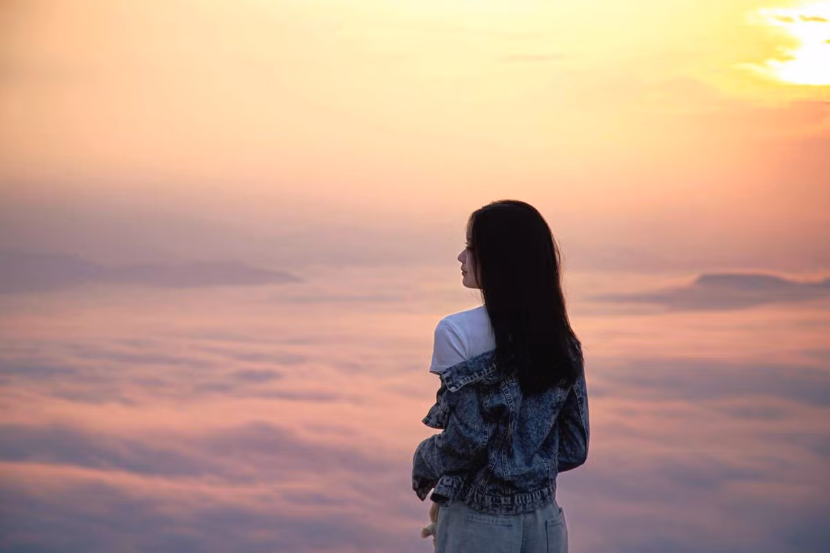 Không ít du khách nói rằng, được ngắm mặt trời lên ở Đồn Đèn chính là “trải nghiệm làm quên mất nhịp thở”, đẹp đến mức khó diễn tả bằng lời. Ảnh Hoàng My