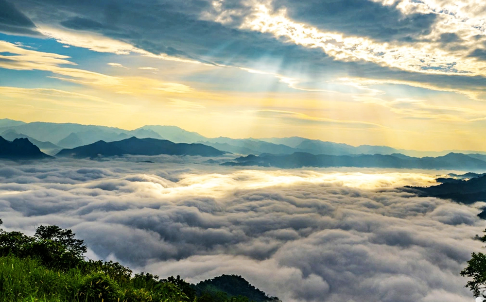 Nằm khiêm nhường nơi ranh giới núi rừng Ba Bể, đỉnh Đồn Đèn vài năm trở lại đây bỗng được cộng đồng mê khám phá nhắc đến như một “ban công trời” mới của vùng Đông Bắc. Giữa bạt ngàn xanh thẳm, hơi sương lạnh hòa vào nắng sớm, nơi này mang đến cảm giác đứng giữa tầng không, nơi ranh giới giữa trời và đất dường như chỉ còn là một lớp mây mỏng. Ảnh Bảo Hân