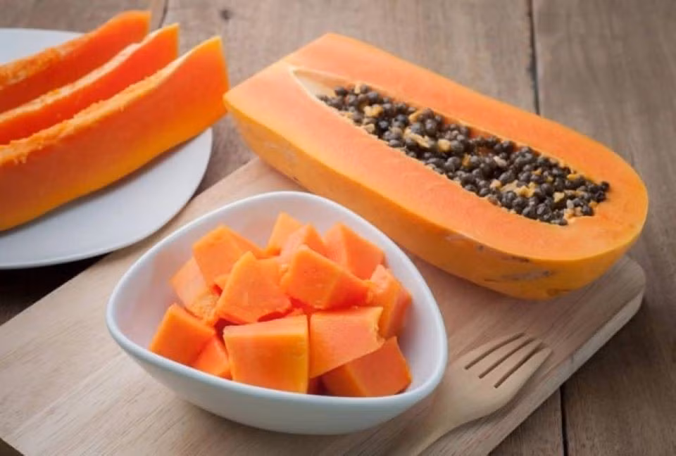 Đu đủ chứa nhiều vitamin A, C, K và enzyme papain hỗ trợ tiêu hóa protein, giúp tái tạo cơ bắp nhanh hơn. Lượng chất xơ dồi dào còn giúp giảm cảm giác thèm ăn, hỗ trợ giảm mỡ hiệu quả. Ảnh minh họa
