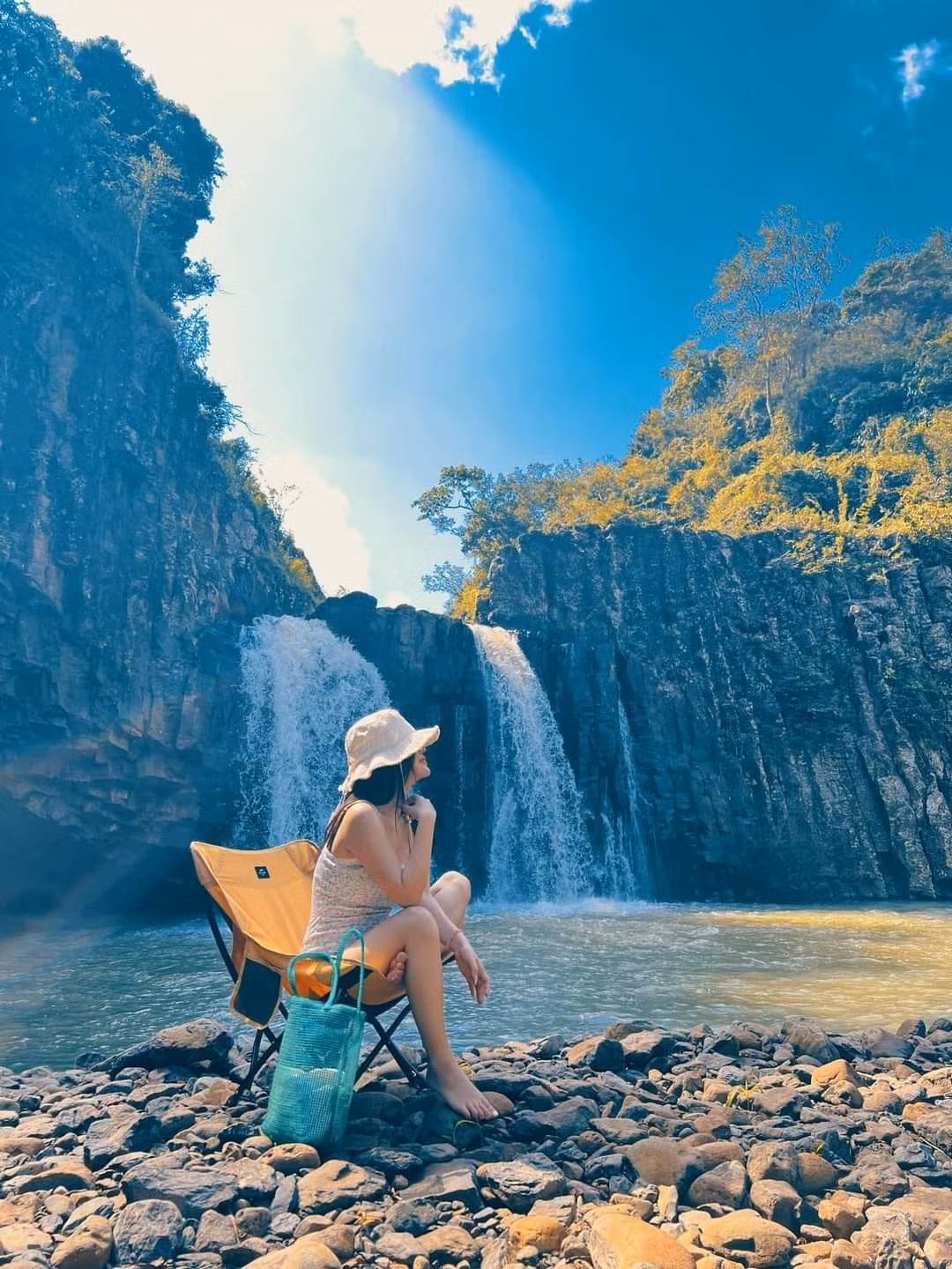 Không gian yên tĩnh, chỉ có tiếng nước chảy và tiếng chim rừng, mang lại cảm giác thư thái tuyệt đối. Hồ nước mát lạnh là nơi du khách có thể ngâm mình, thư giãn sau hành trình trekking mệt mỏi. Ảnh Dương Nhật Viên