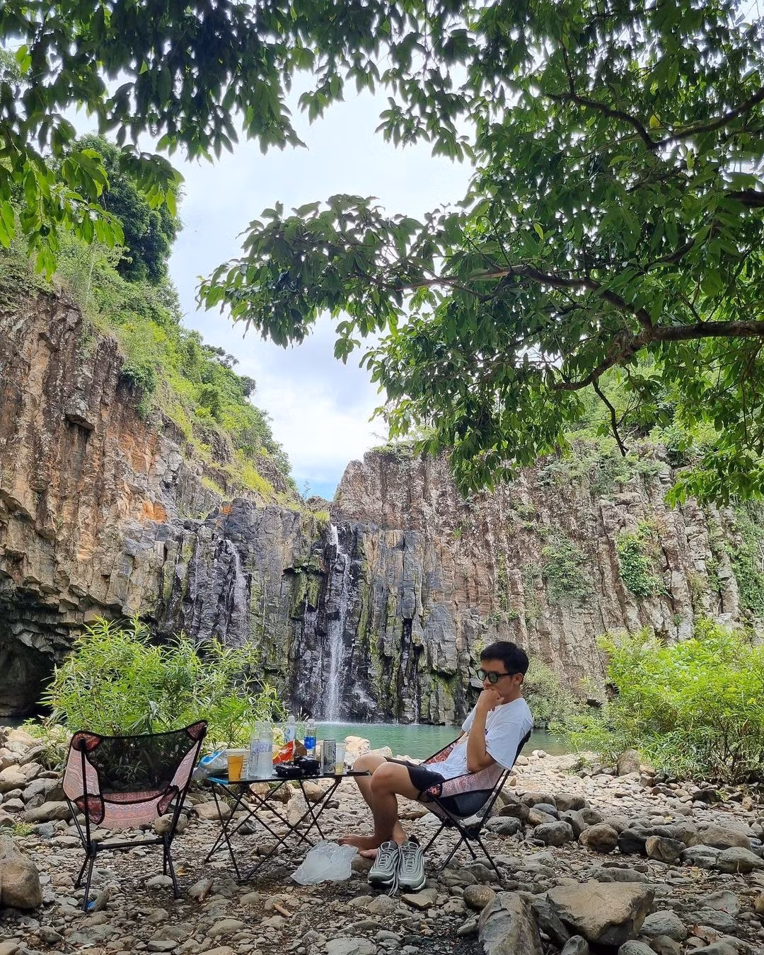 Chính sự khó tiếp cận lại khiến nơi đây giữ được vẻ đẹp hoang sơ hiếm có. Càng tiến sâu, tiếng thác nước đổ vang vọng giữa đại ngàn càng thôi thúc bước chân lữ khách. Ảnh TaiHuynh