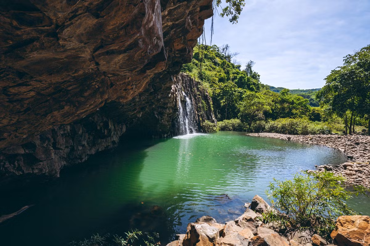 Dù chưa xuất hiện nhiều trong các tour đại trà, thác Vực Hòm dần được một số công ty du lịch địa phương đưa vào hành trình khám phá dành cho du khách ưa mạo hiểm. Trong đó, Phú Yên Xanh Travel hiện tổ chức tour trekking 1 ngày đến Vực Hòm với giá từ 750.000 đồng/người, bao gồm hướng dẫn viên, ăn trưa nhẹ và hỗ trợ y tế cơ bản. Ảnh Internet