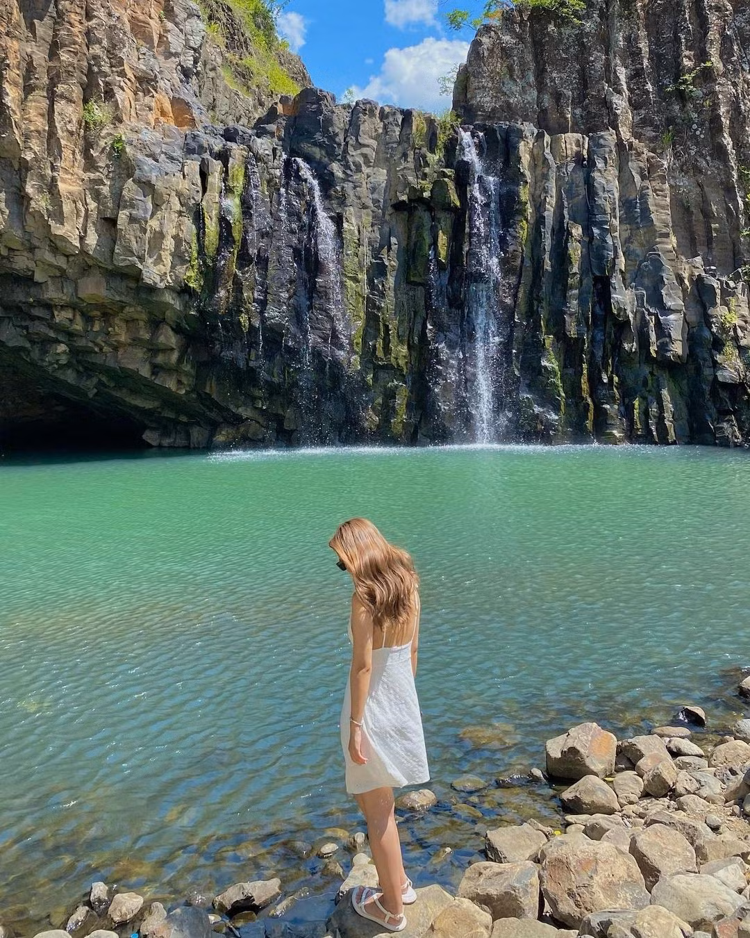 Khi đến thác Vực Hòm, du khách cần lưu ý một số điểm để đảm bảo an toàn và bảo vệ môi trường. Trước hết, nên tránh đi vào mùa mưa (từ tháng 9 đến tháng 12) vì đường rừng dễ trơn trượt và nước thác đổ mạnh, tiềm ẩn nguy hiểm. Du khách nên chuẩn bị giày thể thao có độ bám tốt, mặc quần áo gọn nhẹ, mang theo kem chống côn trùng và đủ nước uống. Ngoài ra, cần giữ gìn vệ sinh, không xả rác và tuyệt đối không tác động đến vách đá hay cây cối tự nhiên quanh khu vực thác, góp phần gìn giữ vẻ đẹp nguyên sơ của điểm đến này. Ảnh Hoàng Bảo Ngọc