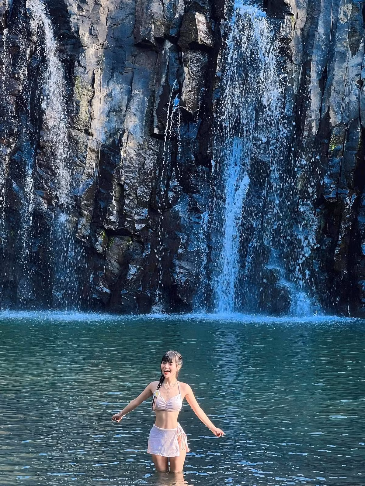 Thác Vực Hòm đổ xuống từ vách đá cao khoảng 40 mét, tạo thành một hồ nước trong vắt bên dưới. Những ngày nắng, ánh sáng chiếu xuyên qua tán cây tạo nên khung cảnh lung linh huyền ảo. Đặc biệt, thác nằm lọt thỏm giữa hai vách đá dựng đứng, tạo nên hình ảnh hùng vĩ như một bức tranh thủy mặc sống động. Ảnh Phạm Thu Hằng