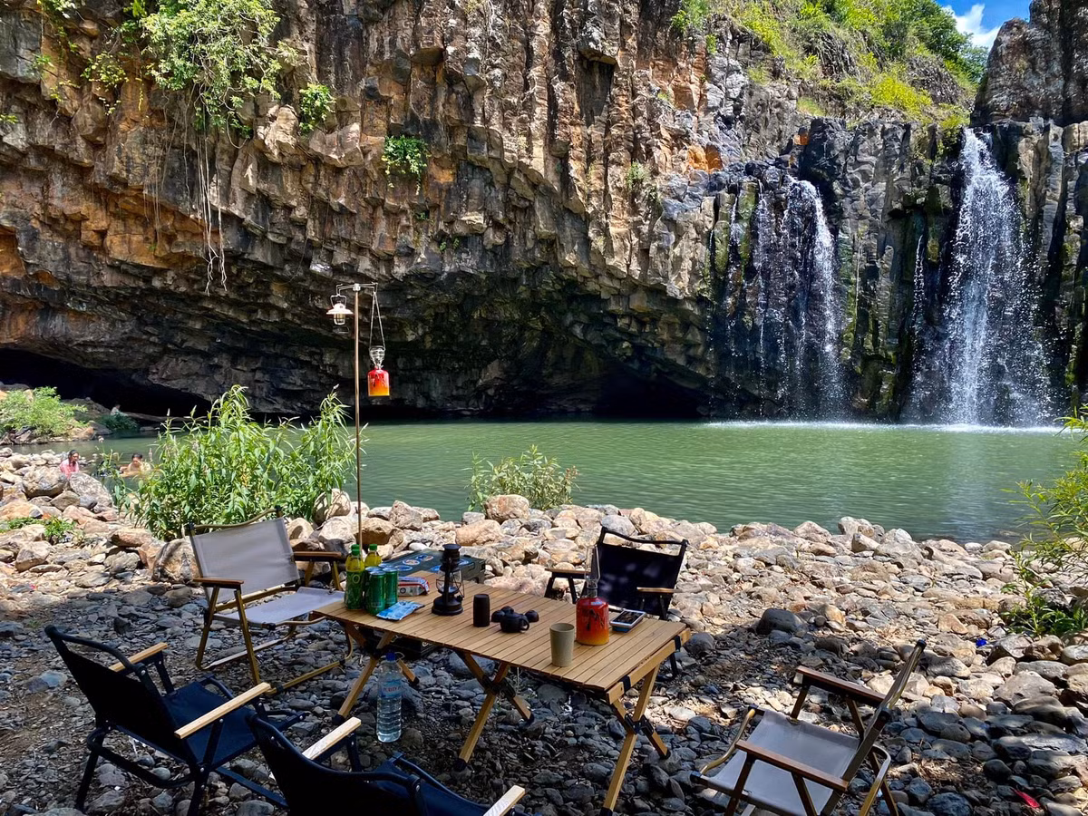 Thời điểm lý tưởng để đặt tour là từ tháng 3 đến tháng 8, khi thời tiết khô ráo, đường rừng dễ đi và nước thác trong xanh, rất thích hợp cho các hoạt động trekking và cắm trại. Ảnh Internet