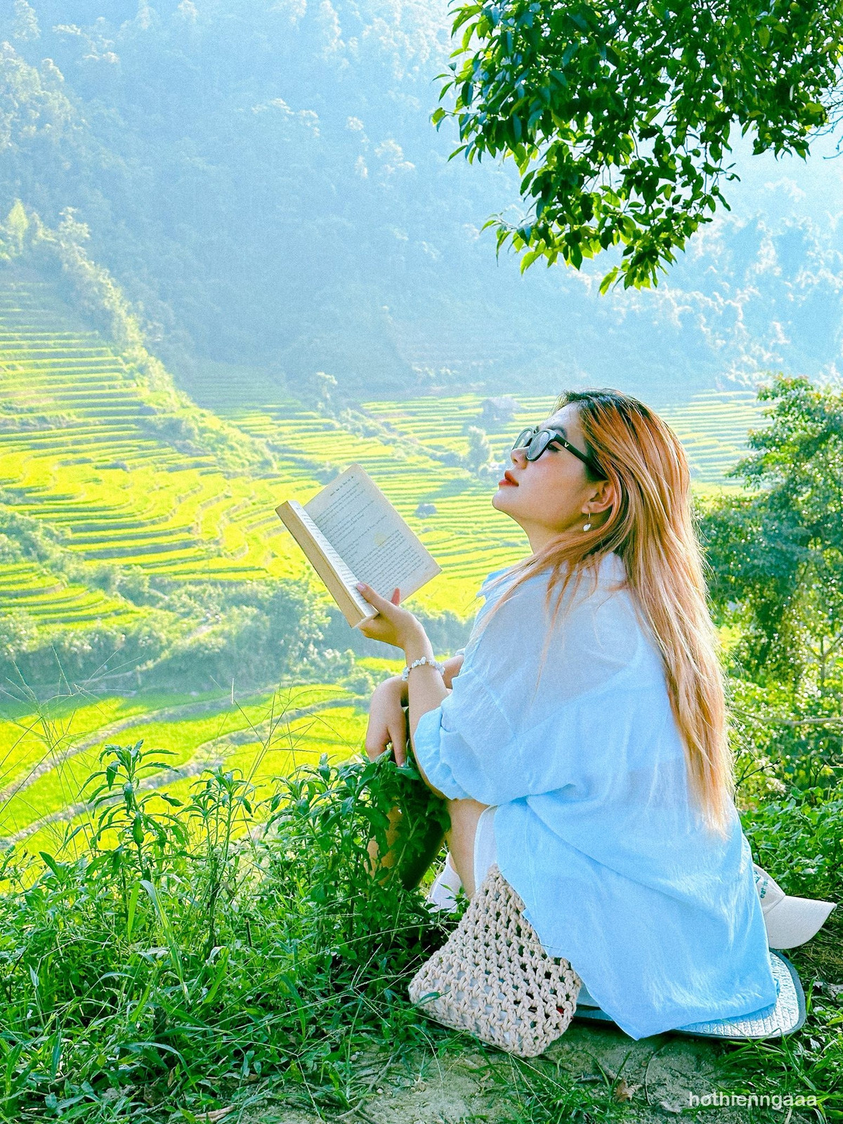 Mỗi buổi sáng sớm, ánh nắng len qua mây, phản chiếu trên mặt ruộng tạo nên thứ ánh sáng óng ánh, dịu dàng mà khó nơi nào có được. Ảnh Hồ Thiên Nga