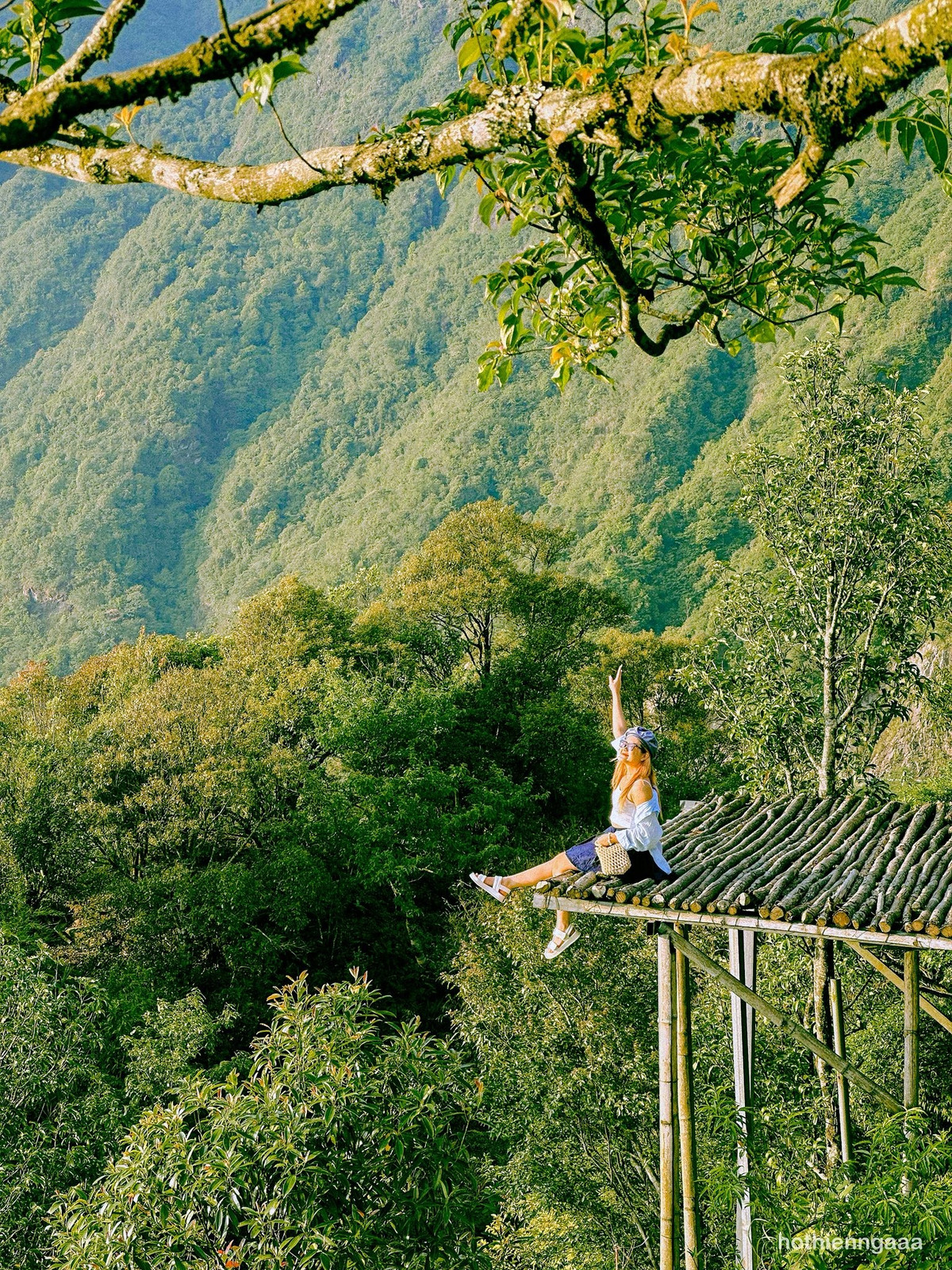 Không xô bồ, không đông đúc, cảnh sắc nơi đây giữ được vẻ nguyên sơ, thanh bình – rất đỗi Tây Bắc. Ảnh Hồ Thiên Nga