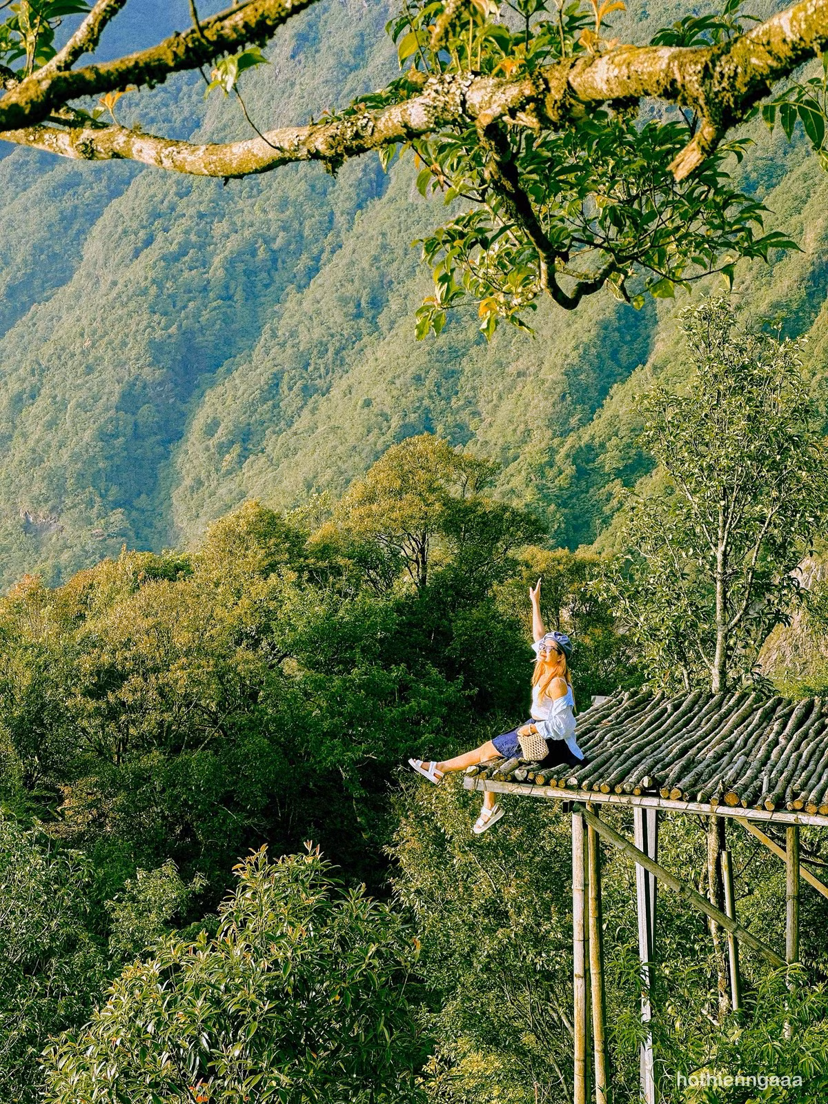 Không xô bồ, không đông đúc, cảnh sắc nơi đây giữ được vẻ nguyên sơ, thanh bình – rất đỗi Tây Bắc. Ảnh Hồ Thiên Nga
