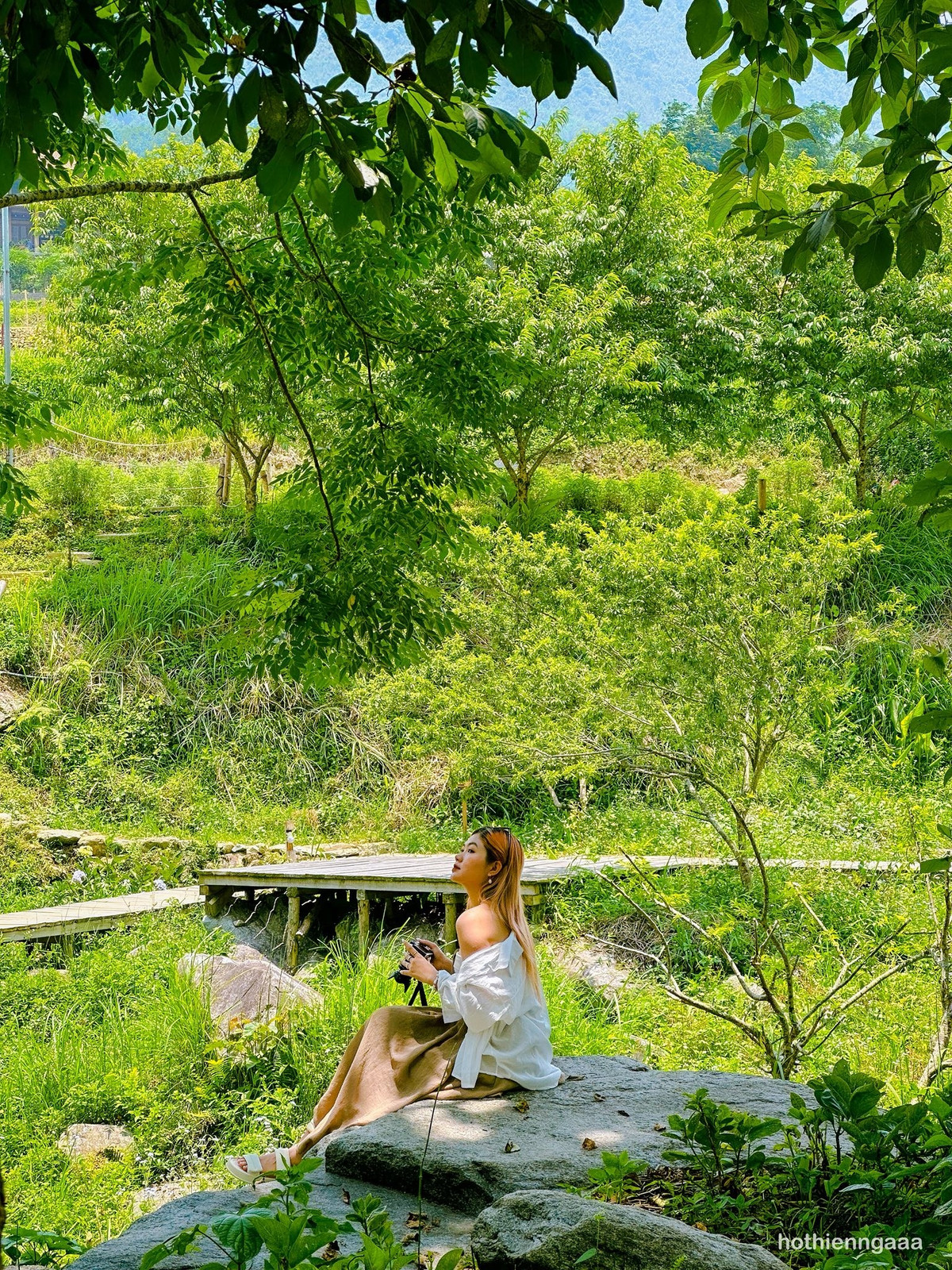 Từ Hà Nội, du khách có thể lựa chọn di chuyển bằng tàu hỏa hoặc xe khách đến thị xã Sa Pa. Sau khi đến Sa Pa, tiếp tục di chuyển bằng xe máy hoặc ô tô để đến Nậm Cang, quãng đường mất khoảng 1,5–2 tiếng. Đoạn đường này khá đèo dốc, vì vậy nếu đi vào mùa mưa, du khách cần lưu ý và chuẩn bị kỹ càng để đảm bảo an toàn khi di chuyển. Ảnh Hồ Thiên Nga