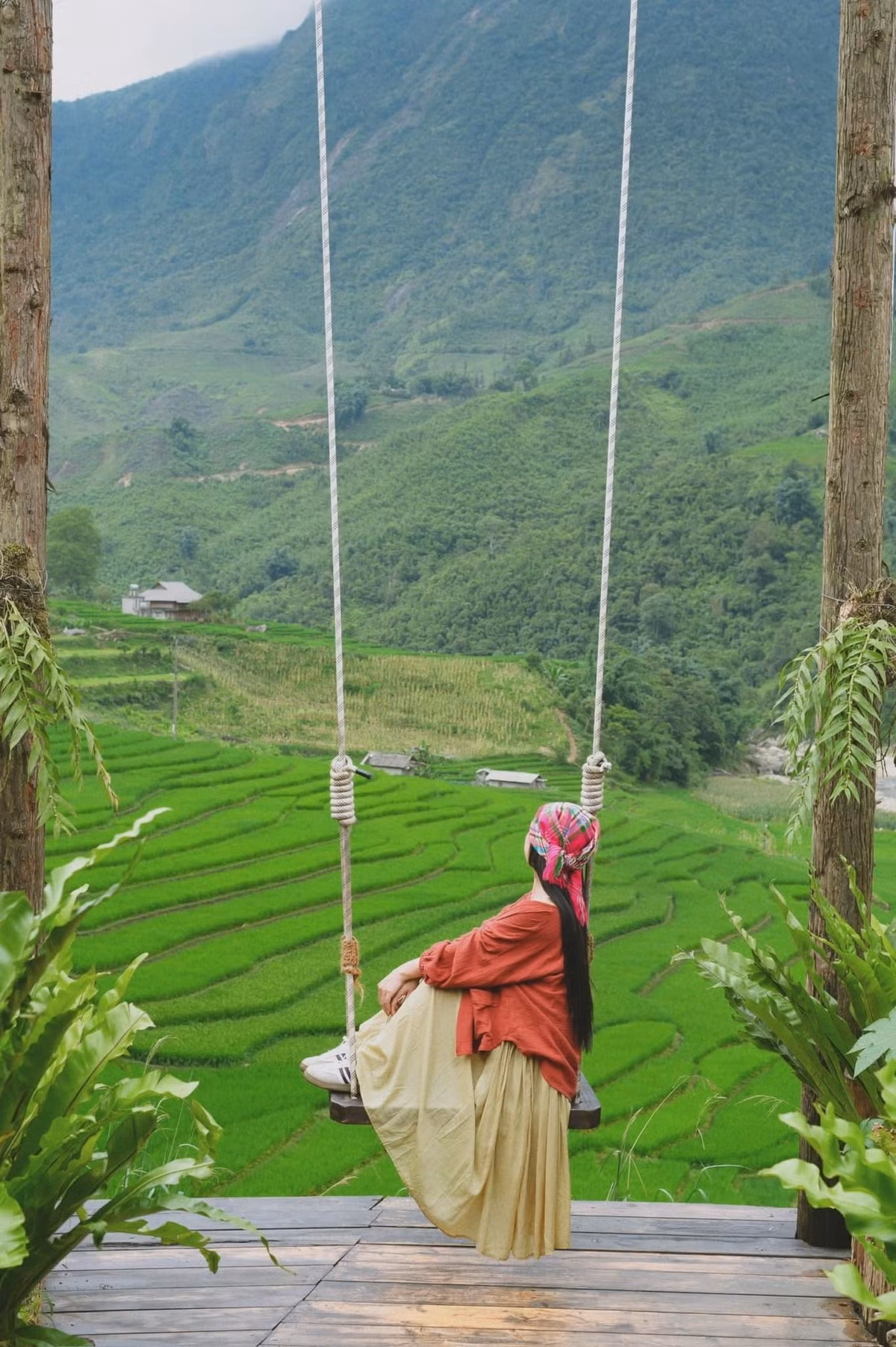 Nếu mùa thu là thời điểm vàng ruộm rực rỡ, thì mùa xanh của Nậm Cang lại mang nét đẹp dịu dàng, tinh khiết. Không quá ồn ào, cũng không cần phô trương, bản nhỏ chỉ lặng lẽ chuyển mình cùng mùa vụ, để lại trong lòng người đi qua một cảm giác bình yên rất đỗi nhẹ nhàng. Ảnh Linh Xinh