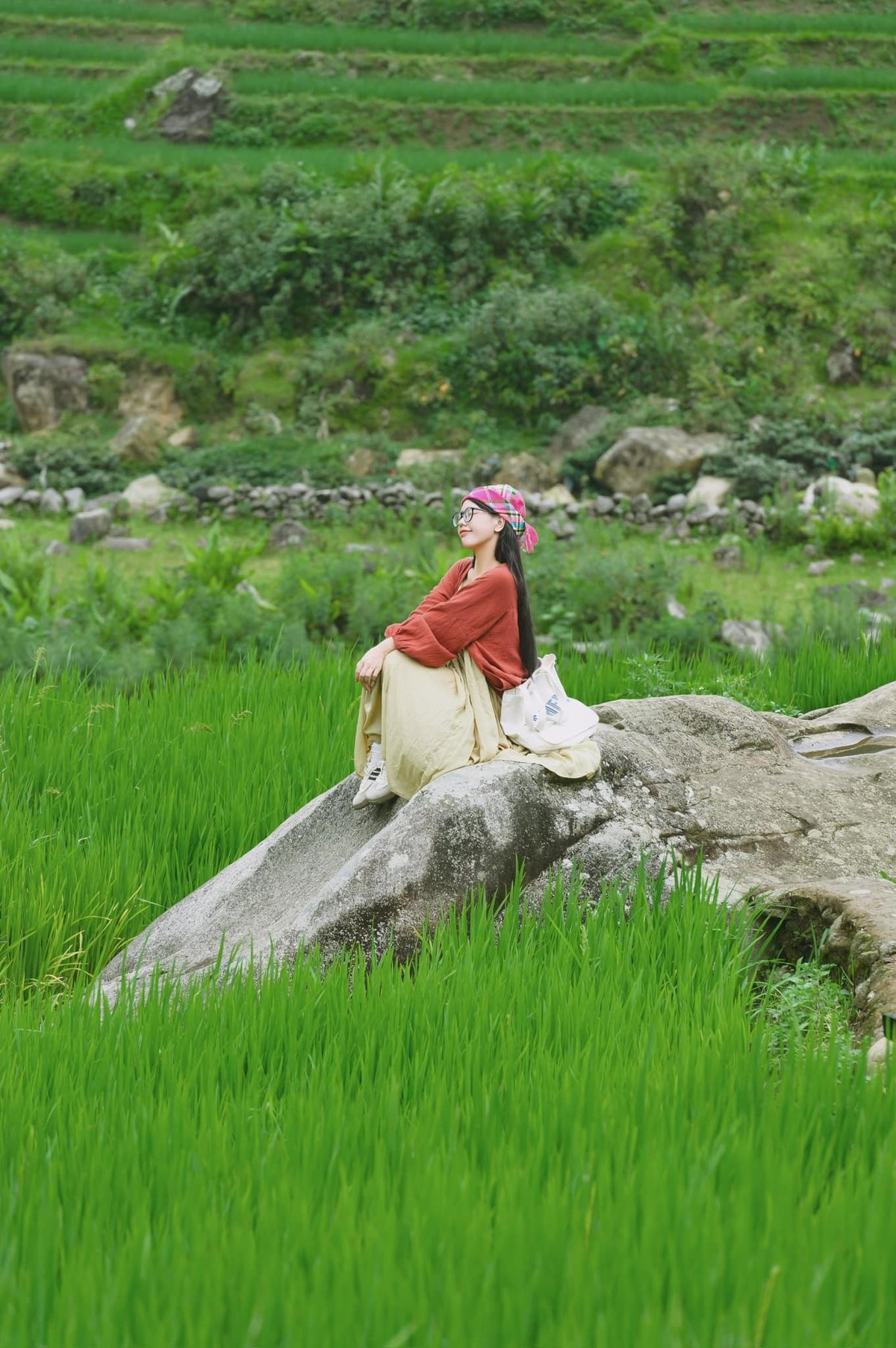 Ở Nậm Cang, cuộc sống diễn ra chậm rãi. Người dân bản địa, chủ yếu là đồng bào Dao đỏ, vẫn giữ nếp sinh hoạt truyền thống. Vài homestay nhỏ bằng gỗ nép mình bên suối, mở cửa đón khách phương xa đến nghỉ lại, thưởng thức bữa cơm nhà đơn sơ với rau rừng, cá suối, thịt nướng và chén rượu ngô ấm nồng. Ảnh Linh Xinh