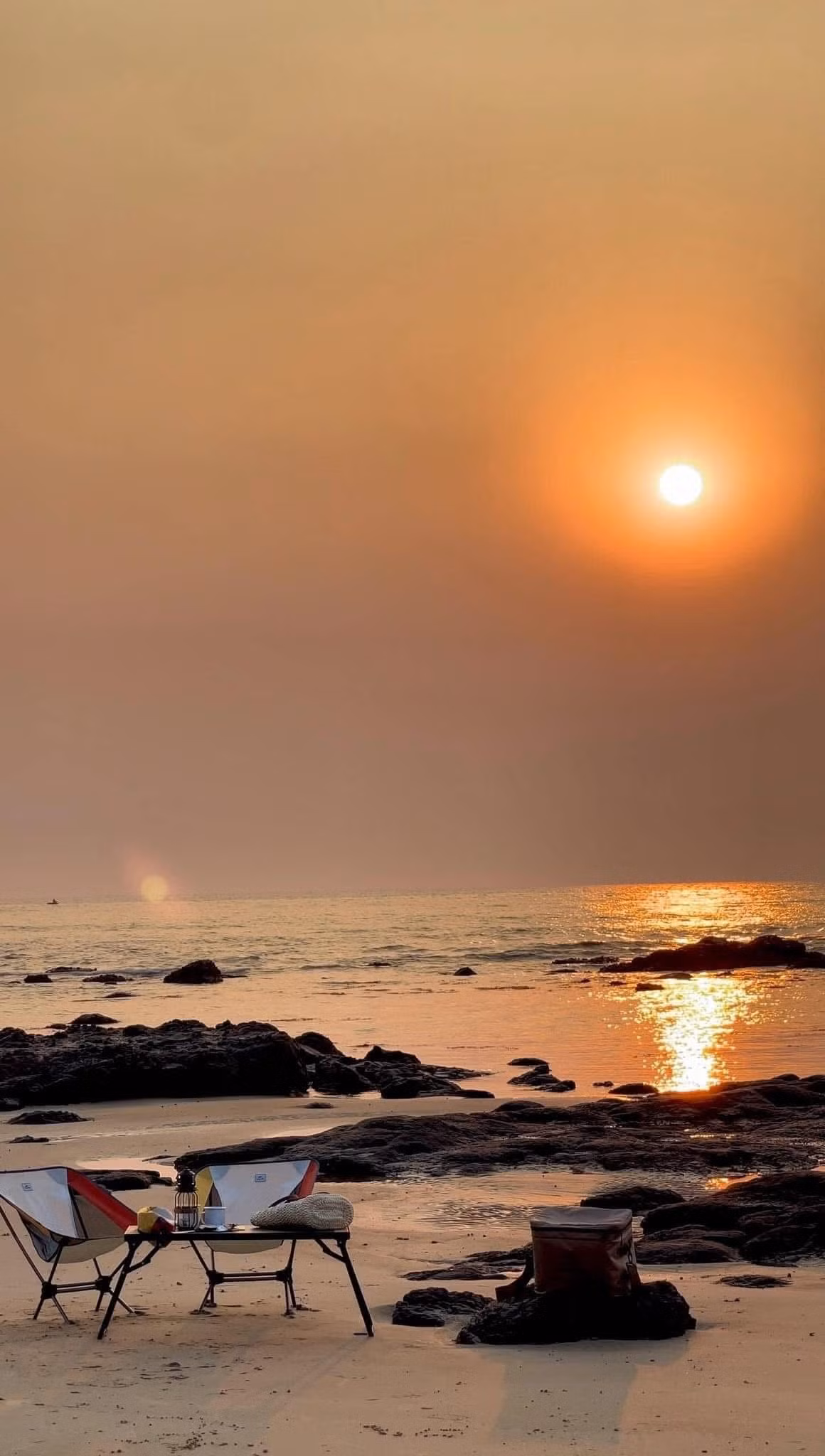 Thời điểm lý tưởng nhất để đến Mũi Si là lúc bình minh. Khi mặt trời bắt đầu nhô lên từ phía chân trời, ánh sáng vàng óng ánh chiếu qua rặng phi lao, nhuộm lên mặt biển một màu rực rỡ như tranh vẽ. Ảnh Hà My