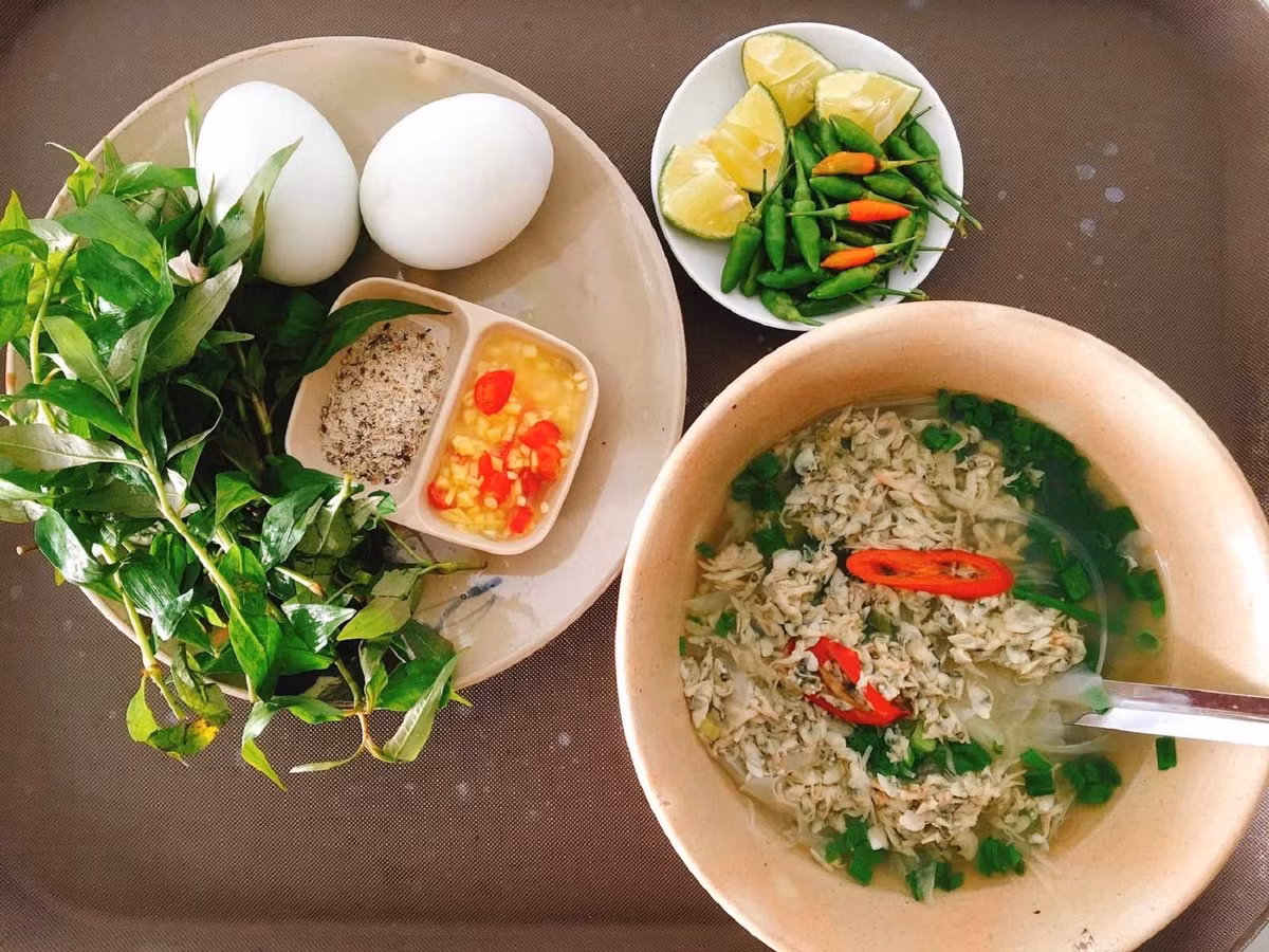 Don là loài nhuyễn thể, thuộc họ nhà hến, kích thước nhỏ xíu, vỏ mỏng hình quả trám úp vào nhau, con dài nhất chưa đến 2 cm. Chúng sống chủ yếu ở sông Trà và sông Vệ, xuất hiện nhiều nhất vào mùa nước ấm, khoảng tháng 5 – tháng 6 hàng năm. Ảnh Lalago