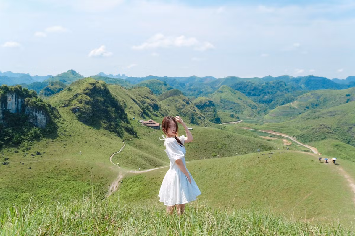 Không giống như nhiều điểm du lịch đã được quy hoạch, đồi cỏ Vinh Quý vẫn giữ nguyên nét nguyên sơ, thuần khiết của thiên nhiên. Ảnh Ba Đứa Mình