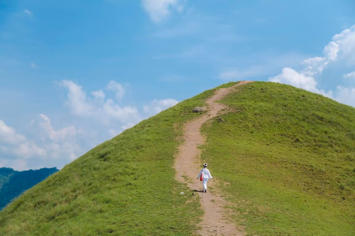 Nằm cách trung tâm thành phố Cao Bằng khoảng 80km, đồi cỏ Vinh Quý – hay còn được biết đến với tên gọi đồi cỏ Ba Quáng – tọa lạc tại khu vực giáp ranh giữa xóm Khum Đin và xóm Bắc Vọng, xã Vinh Quý. Đây là một trong những điểm đến được giới nhiếp ảnh và du khách khám phá ngày càng nhiều nhờ cảnh quan thơ mộng, xanh mát, đặc biệt là mùa cỏ non vào giữa năm. Ảnh Ba Đứa Mình