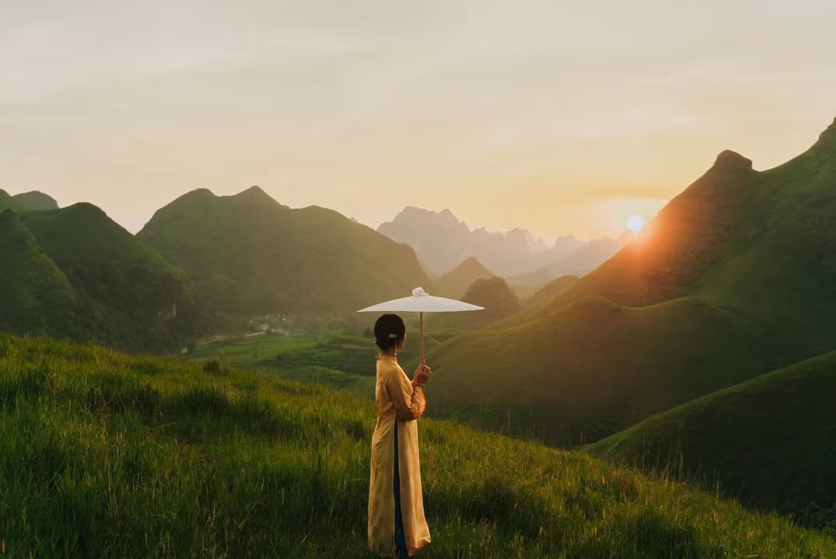 Sau hành trình khám phá thiên nhiên, đừng quên thưởng thức ẩm thực đặc trưng của vùng đất Cao Bằng. Nơi đây nổi tiếng với nhiều món ngon mang đậm hương vị núi rừng như phở chua độc đáo, bánh cuốn trứng chan nước xương, trám đen dẻo bùi, lợn đen Hạ Lang, cốm Nà Pò dẻo thơm hay vịt cỏ Trùng Khánh nướng than hồng – những đặc sản không chỉ làm ấm bụng mà còn để lại dư vị khó quên trong lòng du khách phương xa. Ảnh Hoang Kieu Khanh