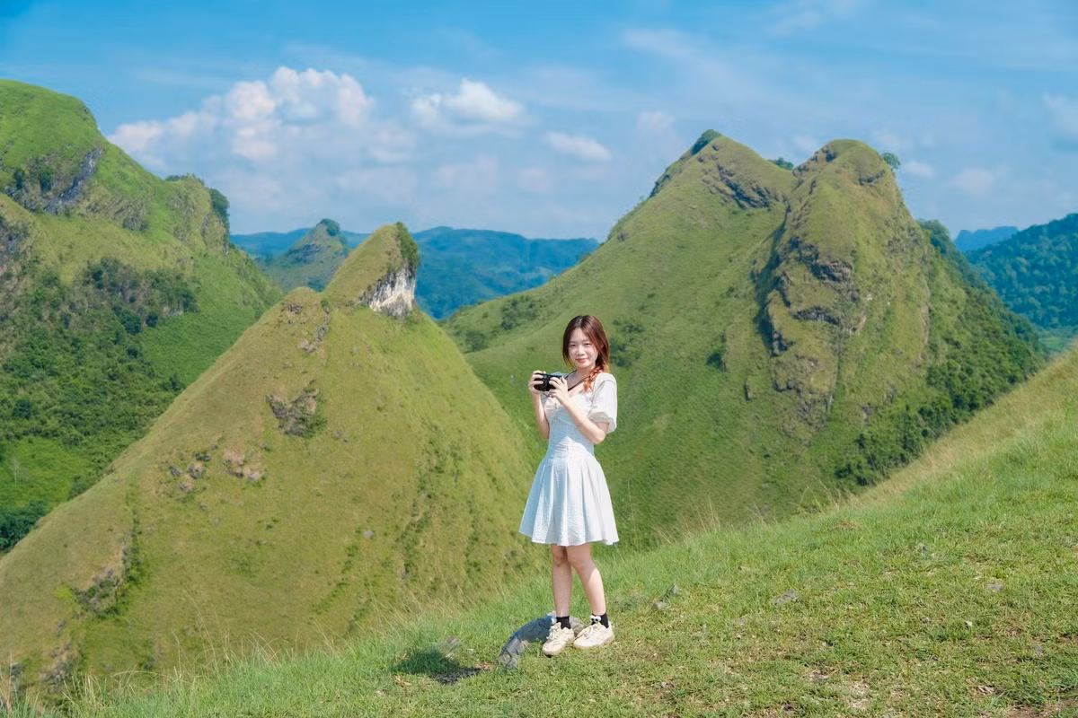 Nhiều phượt thủ từng cắm trại qua đêm tại đồi cho biết, nếu chọn đúng ngày thời tiết quang mây, du khách sẽ có cơ hội ngắm bình minh rực rỡ, biển mây bồng bềnh vào sớm tinh mơ, một trải nghiệm "hiếm có khó tìm" giữa vùng núi Đông Bắc. Ảnh Ba Đứa Mình