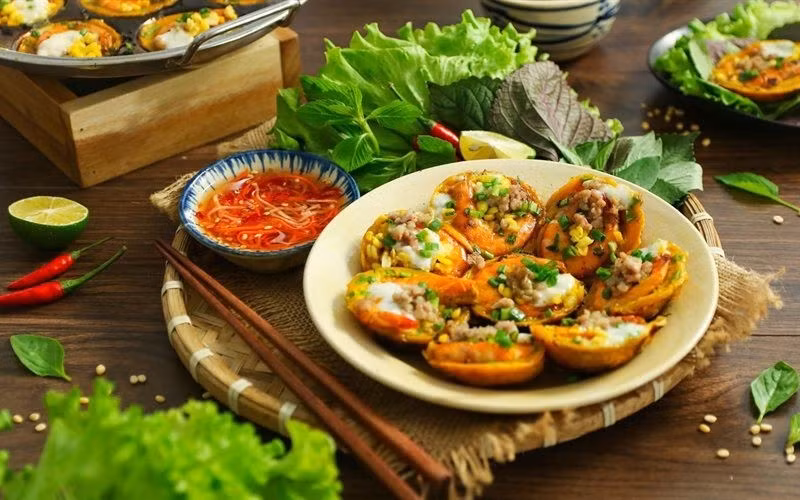 Khi chiên bánh, khuôn được làm nóng và quét dầu đều. Đổ bột vào khoảng 1/3 khuôn, khi bột chín, thêm dầu, nước cốt dừa, hành lá và phần nhân xào. Chiên lửa nhỏ đến khi bánh vàng giòn, lật mặt để chín đều. Lặp lại cho đến khi hết bột và nhân. Ảnh minh họa