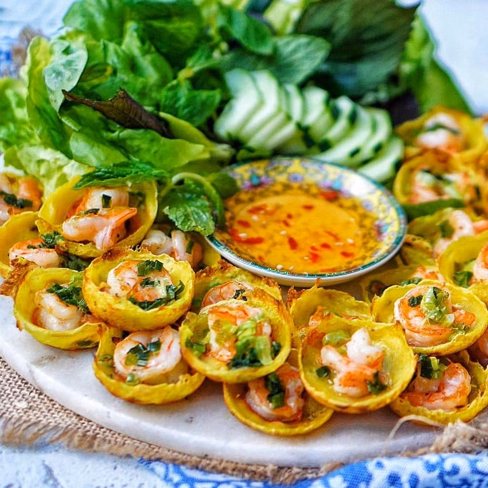 Bánh khọt là món ăn truyền thống nổi tiếng của miền Nam, được nhiều người yêu thích, cả du khách trong và ngoài nước. Ngày nay, bánh khọt không chỉ là món ăn đường phố hấp dẫn mà còn là lựa chọn thú vị để chế biến tại nhà, với nguyên liệu dễ tìm và cách làm đơn giản. Ảnh minh họa