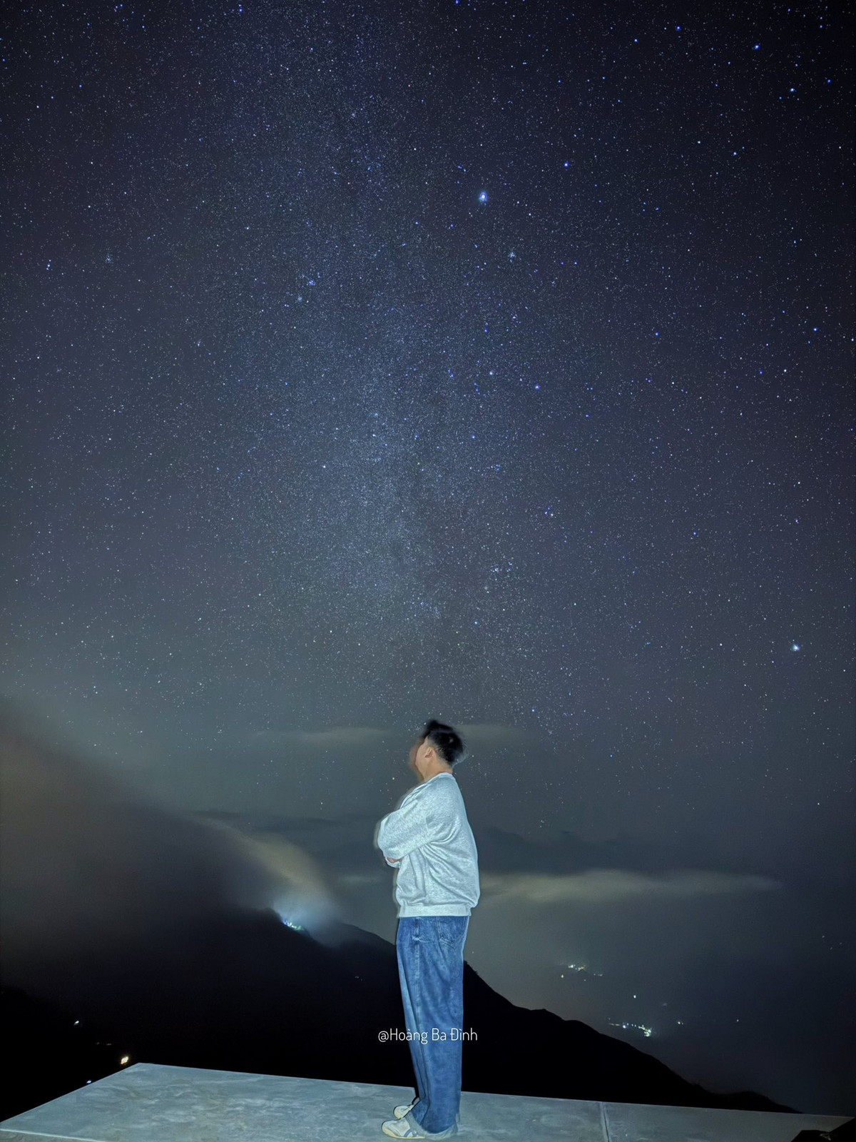 Để có được những khoảnh khắc trọn vẹn dưới bầu trời đêm Tà Xùa, sự chuẩn bị kỹ lưỡng là yếu tố quan trọng. Tripod chụp ảnh được xem là “vật bất ly thân” đối với những ai muốn ghi lại dải Ngân Hà, bởi chụp sao cần phơi sáng dài và độ ổn định cao. Bên cạnh đó, do nhiệt độ ban đêm ở Tà Xùa thường xuống thấp, đặc biệt vào cuối thu và mùa đông, du khách cần mang theo áo ấm, găng tay, mũ len để đảm bảo sức khỏe trong suốt thời gian chờ đợi. Không kém phần quan trọng là một tâm thế sẵn sàng trải nghiệm, kiên nhẫn và chấp nhận việc có thể phải chờ rất lâu mới bắt được khoảnh khắc bầu trời trong nhất.