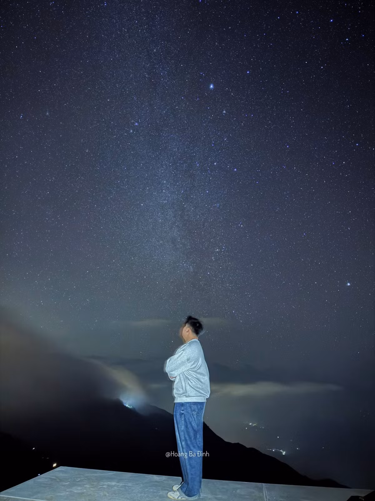 Để có được những khoảnh khắc trọn vẹn dưới bầu trời đêm Tà Xùa, sự chuẩn bị kỹ lưỡng là yếu tố quan trọng. Tripod chụp ảnh được xem là “vật bất ly thân” đối với những ai muốn ghi lại dải Ngân Hà, bởi chụp sao cần phơi sáng dài và độ ổn định cao. Bên cạnh đó, do nhiệt độ ban đêm ở Tà Xùa thường xuống thấp, đặc biệt vào cuối thu và mùa đông, du khách cần mang theo áo ấm, găng tay, mũ len để đảm bảo sức khỏe trong suốt thời gian chờ đợi. Không kém phần quan trọng là một tâm thế sẵn sàng trải nghiệm, kiên nhẫn và chấp nhận việc có thể phải chờ rất lâu mới bắt được khoảnh khắc bầu trời trong nhất.