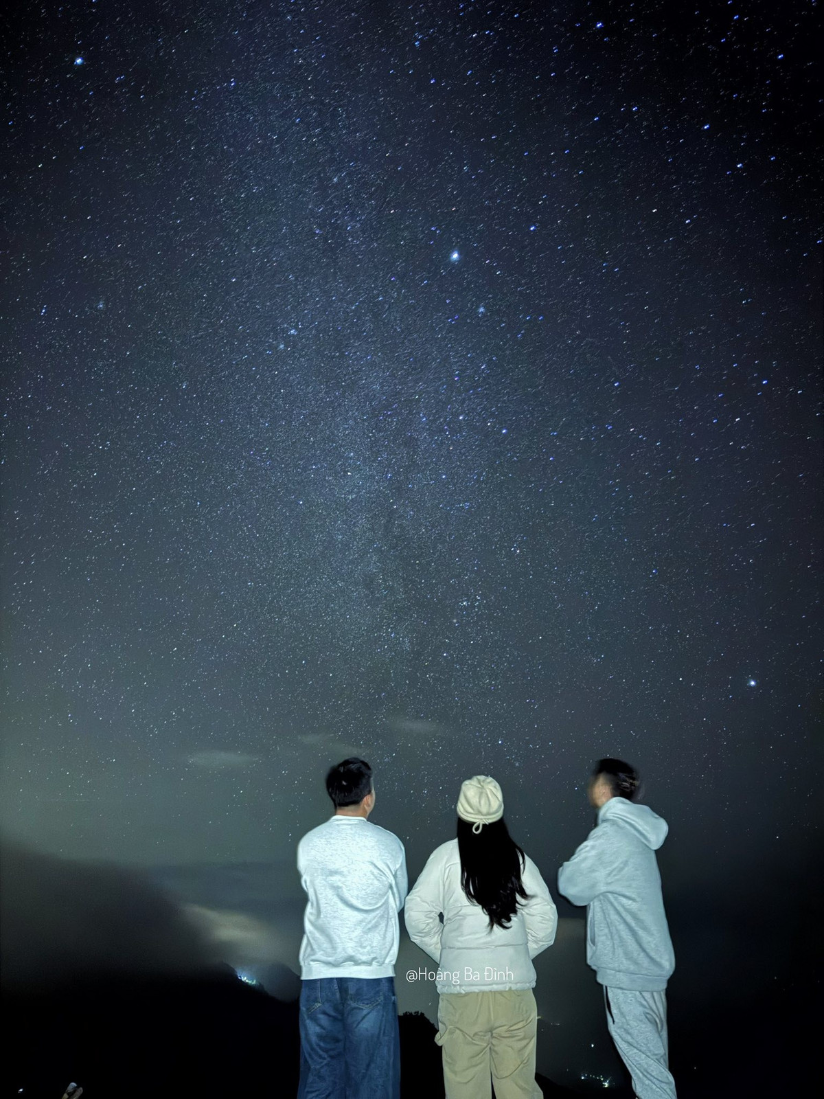 Các điểm này đều nằm xa khu dân cư, hạn chế ô nhiễm ánh sáng, địa hình thoáng đãng, giúp tầm nhìn bầu trời rộng và rõ hơn. Chỉ cần đứng giữa không gian núi rừng tĩnh lặng, ngẩng đầu lên, du khách có thể cảm nhận rõ bầu trời đêm như gần hơn, sâu hơn so với những vùng đồng bằng quen thuộc.