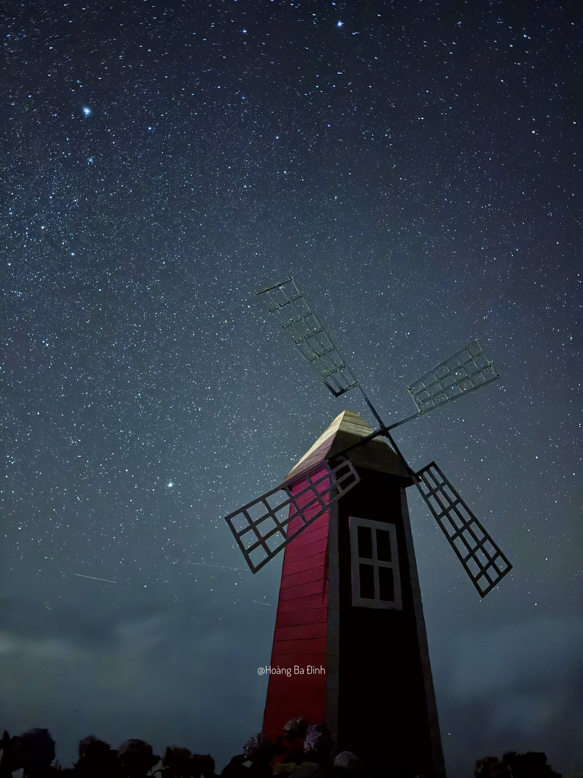 Thậm chí, cùng một thời điểm, khu vực trung tâm xã có thể bị sương phủ dày, trong khi các điểm cao hoặc khu vực khác lại hoàn toàn quang mây. Vì vậy, việc theo dõi sát dự báo thời tiết và quan sát thực tế tại từng điểm là điều không thể bỏ qua đối với du khách muốn săn sao.