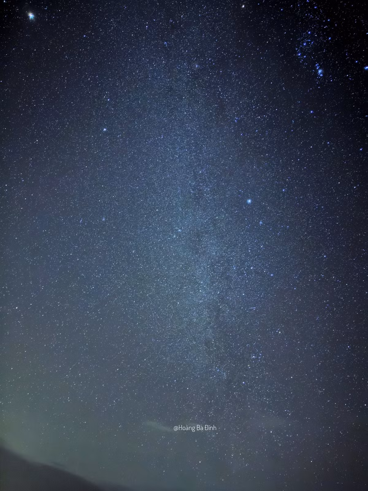 Thời điểm lý tưởng để săn sao ở Tà Xùa thường rơi vào khoảng từ 22h đến 1h sáng, khi bầu trời đủ tối và các vì sao hiện lên rõ nét nhất. Tuy nhiên, yếu tố thời tiết đóng vai trò quyết định thành công của chuyến đi. Tà Xùa có đặc trưng khí hậu thay đổi nhanh, sương mù có thể xuất hiện bất chợt dù ban ngày trời nắng đẹp.