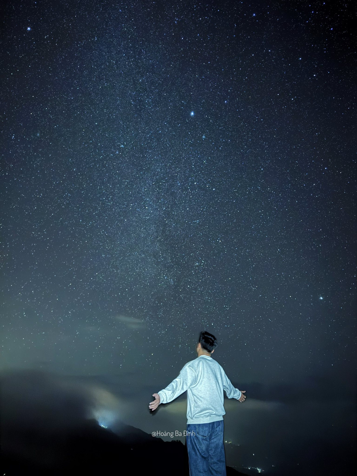 Khi màn đêm buông xuống, rời xa ánh đèn đô thị, bầu trời Tà Xùa hiện lên trong trẻo, sâu thẳm, mở ra một thế giới lấp lánh của những chòm sao và dải Ngân Hà huyền ảo.