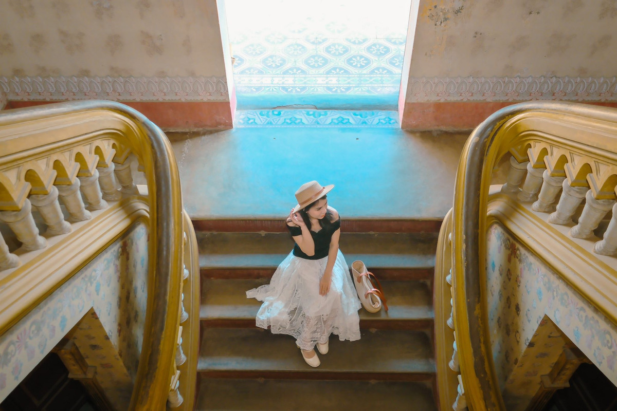 Ẩm thực Huế là điểm nhấn không thể bỏ qua, nổi bật với hương vị cay nồng và tinh tế. Bún bò Huế tại quán O Cẩm, cơm hến tại Cồn Hến, bánh bột lọc, bánh ram ít tại chợ Đông Ba, nem lụi và chè Huế khu Phạm Ngũ Lão đều là những món ăn dân dã mà khó quên. Hải sản tại biển Thuận An hoặc Lăng Cô cũng mang đến trải nghiệm ẩm thực phong phú. Du khách không quen ăn cay có thể yêu cầu ít ớt để thưởng thức trọn vẹn.