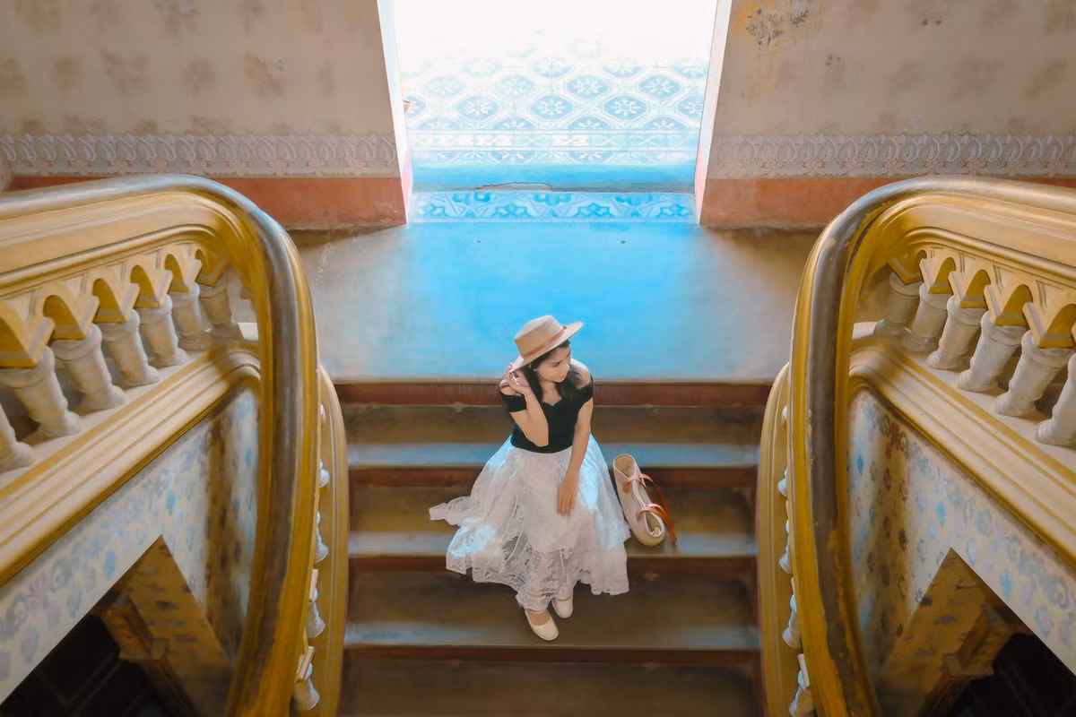 Ẩm thực Huế là điểm nhấn không thể bỏ qua, nổi bật với hương vị cay nồng và tinh tế. Bún bò Huế tại quán O Cẩm, cơm hến tại Cồn Hến, bánh bột lọc, bánh ram ít tại chợ Đông Ba, nem lụi và chè Huế khu Phạm Ngũ Lão đều là những món ăn dân dã mà khó quên. Hải sản tại biển Thuận An hoặc Lăng Cô cũng mang đến trải nghiệm ẩm thực phong phú. Du khách không quen ăn cay có thể yêu cầu ít ớt để thưởng thức trọn vẹn.