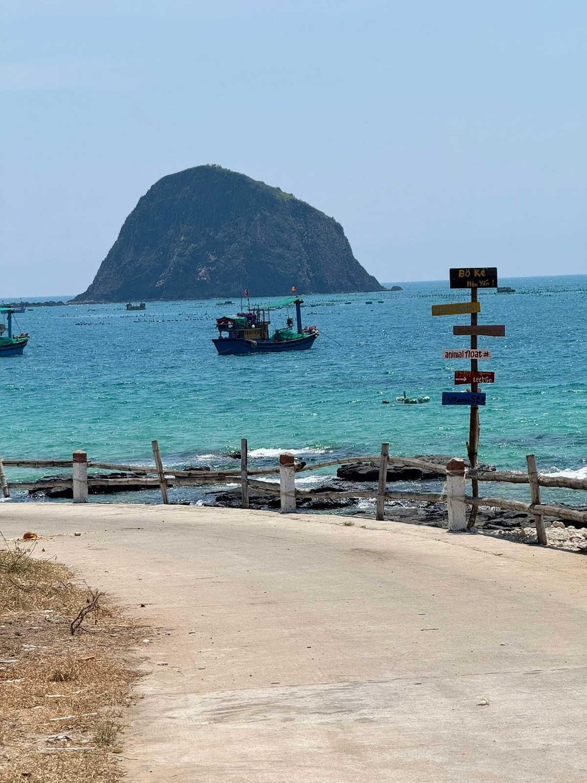 Không gian yên tĩnh, làn nước trong xanh và cảnh quan thơ mộng tại Hòn Yến là nơi lý tưởng cho các hoạt động như chụp ảnh, dạo biển, khám phá thiên nhiên hoặc đơn giản là ngồi lặng yên ngắm hoàng hôn buông xuống biển. Ảnh dulich