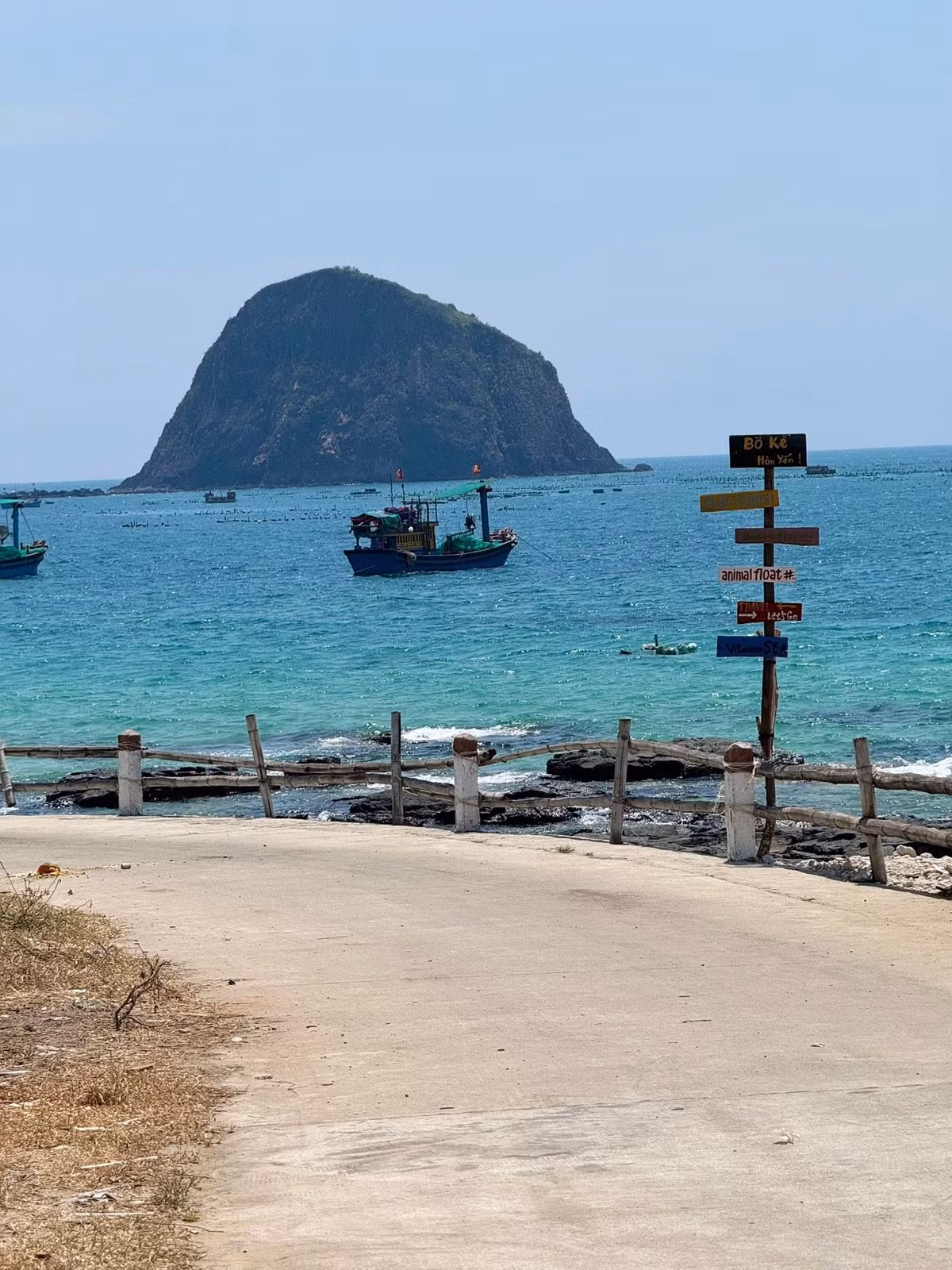 Không gian yên tĩnh, làn nước trong xanh và cảnh quan thơ mộng tại Hòn Yến là nơi lý tưởng cho các hoạt động như chụp ảnh, dạo biển, khám phá thiên nhiên hoặc đơn giản là ngồi lặng yên ngắm hoàng hôn buông xuống biển. Ảnh dulich