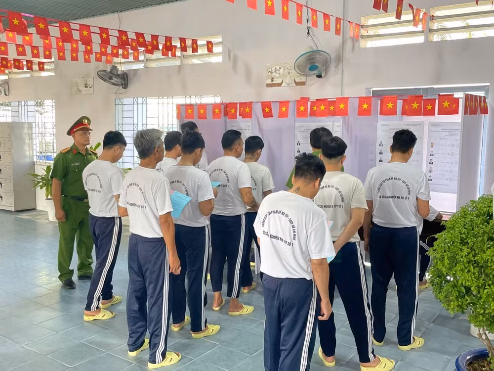 Ở một địa điểm đặc biệt khác, Cơ sở cai nghiện số 1 (xã Xuân Thới Sơn, TP HCM), các học viên đang trong quá trình cai nghiện, phục hồi cũng tham gia bỏ phiếu trong sáng 15/3. Việc tổ chức bầu cử tại đây giúp bảo đảm quyền công dân cho những người đang trong quá trình phục hồi, đồng thời thể hiện sự quan tâm của xã hội đối với việc hỗ trợ họ tái hòa nhập cộng đồng. Ảnh Saigongiaiphong