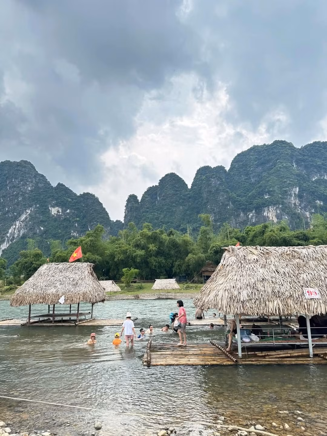 Lợi thế lớn nhất của Hợp Kim là đoạn sông Bôi uốn lượn qua bản làng. Dòng nước hiền hòa soi bóng mây trời, phản chiếu dãy núi trùng điệp, tạo nên bức tranh thiên nhiên vừa hùng vĩ, vừa yên bình. Ảnh Đỗ Hà